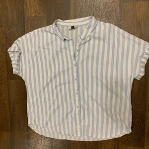 Universal Thread Women's White and Blue T-shirt in XL relaxed fit